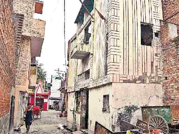 Kargil war martyr lt. sarabjeet singhs house ruins completely Kargil war martyr lt. sarabjeet singhs house ruins completely