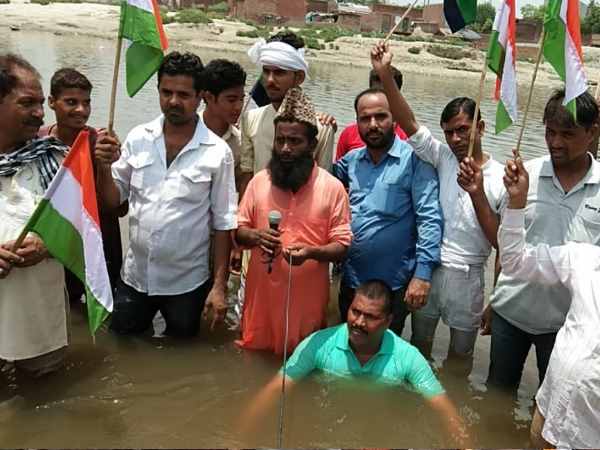 protesters in river over demand in shahjahanpur protesters in river over demand in shahjahanpur