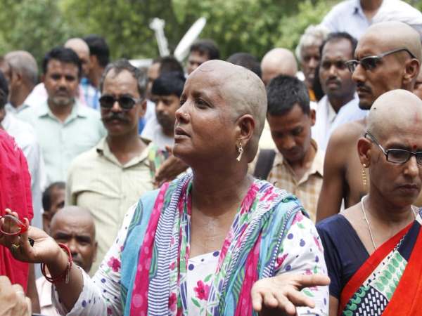 'हमारे नाम पर राजनीति कर रही है सरकार'