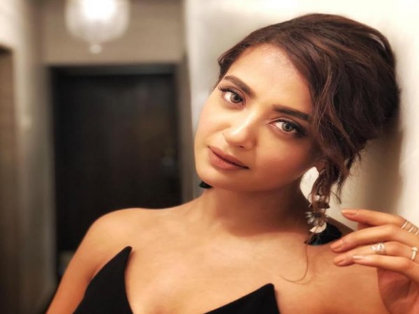 surveen chawla is in trouble she did not get bail in 40 lakh rupees fraud case surveen chawla is in trouble she did not get bail in 40 lakh rupees fraud case