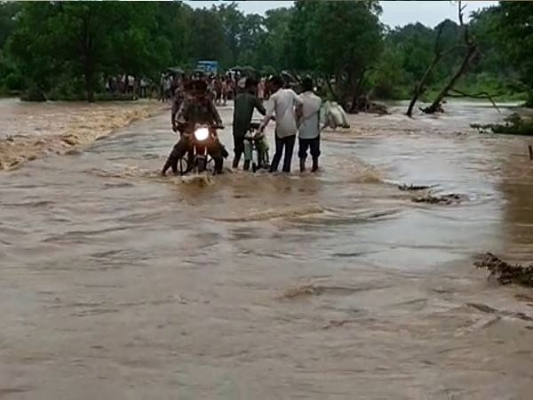 tikamgarh road flooded with huge amount of water people are in lurch tikamgarh road flooded with huge amount of water people are in lurch