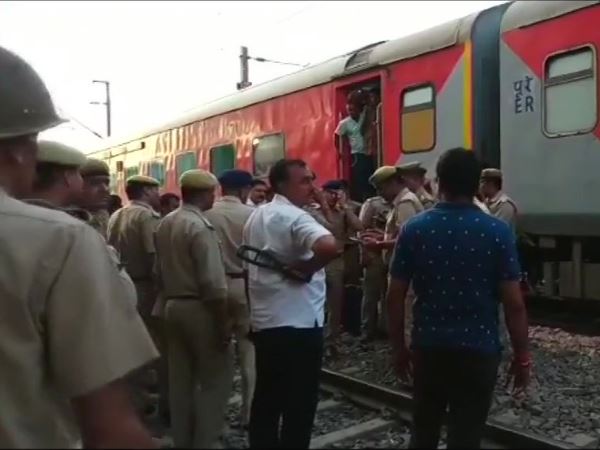 हावड़ा-नई दिल्ली राजधानी एक्सप्रेस में बम की सूचना से हड़कंप हावड़ा-नई दिल्ली राजधानी एक्सप्रेस में बम की सूचना से हड़कंप