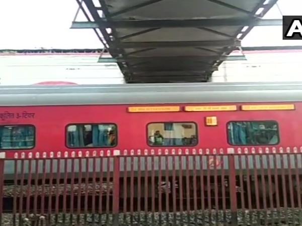 हावड़ा-नई दिल्ली राजधानी एक्सप्रेस में बम की सूचना से हड़कंप हावड़ा-नई दिल्ली राजधानी एक्सप्रेस में बम की सूचना से हड़कंप