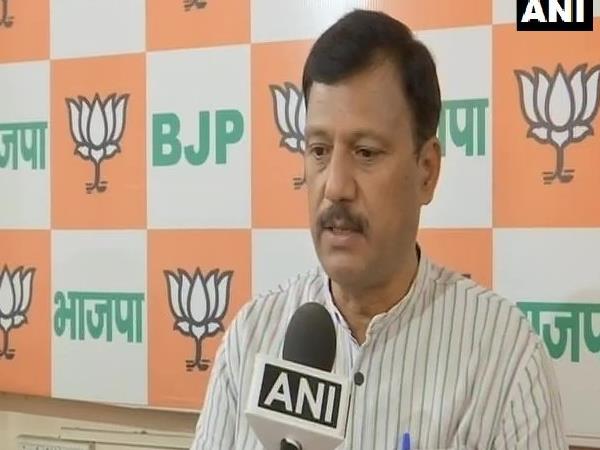 देहरादून। उत्तराखंड के काशीपुर में आयोजित भाजपा कार्यसमिति की बैठक में अशोक स्तंभ बने मोमेंटो दिए जाने को लेकर पार्टी नेता वीरेंद्र रावत ने जांच की बात कही है। रावत ने कहा कि पार्टी संविधान के दायरे में रहकर काम करने में यकीन करती है, हम मामले की जांच कराएंगे। काशीपुर में भाजपा कार्यसमिति की बैठक में आयोजकों ने मंच पर आए नेताओं को मोमेंटो दिए थे, इनपर एक ओर अशोक स्तंभ और दूसरी तरफ भाजपा का चुनाव निशान कमल का फूल बना हुआ था। ये मोमेंटो भाजपा के सह महामंत्री (संगठन) शिवप्रकाश, प्रदेश प्रभारी श्याम जाजू और मु्ख्यमंत्री त्रिवेंद्र सिंह रावत समेत को भी भेंट किए गए। निजी कार्यक्रमों में राष्ट्रीय प्रतीकों का इस्तेमाल कानूनन अपराध है। ऐसे में जब इसकी तस्वीरें सामने आई तो इसको लेकर विपक्ष ने इसकी कड़ी आलोचना की है। वहीं आयोजकों पर कानूनी कार्रवाई भी हो सकती है। देहरादून। उत्तराखंड के काशीपुर में आयोजित भाजपा कार्यसमिति की बैठक में अशोक स्तंभ बने मोमेंटो दिए जाने को लेकर पार्टी नेता वीरेंद्र रावत ने जांच की बात कही है। रावत ने कहा कि पार्टी संविधान के दायरे में रहकर काम करने में यकीन करती है, हम मामले की जांच कराएंगे। काशीपुर में भाजपा कार्यसमिति की बैठक में आयोजकों ने मंच पर आए नेताओं को मोमेंटो दिए थे, इनपर एक ओर अशोक स्तंभ और दूसरी तरफ भाजपा का चुनाव निशान कमल का फूल बना हुआ था। ये मोमेंटो भाजपा के सह महामंत्री (संगठन) शिवप्रकाश, प्रदेश प्रभारी श्याम जाजू और मु्ख्यमंत्री त्रिवेंद्र सिंह रावत समेत को भी भेंट किए गए। निजी कार्यक्रमों में राष्ट्रीय प्रतीकों का इस्तेमाल कानूनन अपराध है। ऐसे में जब इसकी तस्वीरें सामने आई तो इसको लेकर विपक्ष ने इसकी कड़ी आलोचना की है। वहीं आयोजकों पर कानूनी कार्रवाई भी हो सकती है।