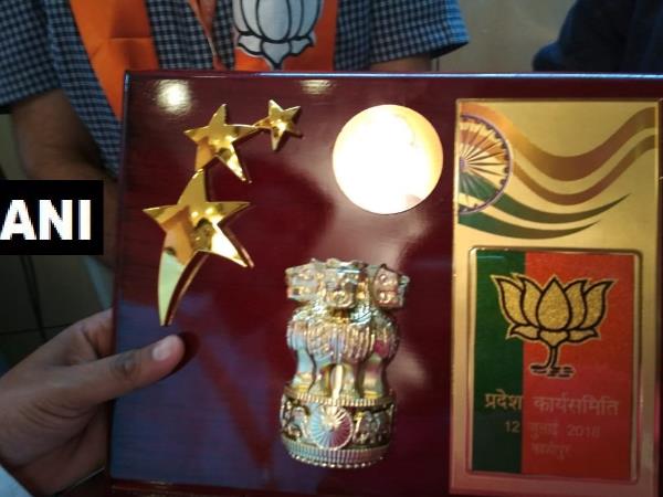 देहरादून। उत्तराखंड के काशीपुर में आयोजित भाजपा कार्यसमिति की बैठक में अशोक स्तंभ बने मोमेंटो दिए जाने को लेकर पार्टी नेता वीरेंद्र रावत ने जांच की बात कही है। रावत ने कहा कि पार्टी संविधान के दायरे में रहकर काम करने में यकीन करती है, हम मामले की जांच कराएंगे। काशीपुर में भाजपा कार्यसमिति की बैठक में आयोजकों ने मंच पर आए नेताओं को मोमेंटो दिए थे, इनपर एक ओर अशोक स्तंभ और दूसरी तरफ भाजपा का चुनाव निशान कमल का फूल बना हुआ था। ये मोमेंटो भाजपा के सह महामंत्री (संगठन) शिवप्रकाश, प्रदेश प्रभारी श्याम जाजू और मु्ख्यमंत्री त्रिवेंद्र सिंह रावत समेत को भी भेंट किए गए। निजी कार्यक्रमों में राष्ट्रीय प्रतीकों का इस्तेमाल कानूनन अपराध है। ऐसे में जब इसकी तस्वीरें सामने आई तो इसको लेकर विपक्ष ने इसकी कड़ी आलोचना की है। वहीं आयोजकों पर कानूनी कार्रवाई भी हो सकती है। देहरादून। उत्तराखंड के काशीपुर में आयोजित भाजपा कार्यसमिति की बैठक में अशोक स्तंभ बने मोमेंटो दिए जाने को लेकर पार्टी नेता वीरेंद्र रावत ने जांच की बात कही है। रावत ने कहा कि पार्टी संविधान के दायरे में रहकर काम करने में यकीन करती है, हम मामले की जांच कराएंगे। काशीपुर में भाजपा कार्यसमिति की बैठक में आयोजकों ने मंच पर आए नेताओं को मोमेंटो दिए थे, इनपर एक ओर अशोक स्तंभ और दूसरी तरफ भाजपा का चुनाव निशान कमल का फूल बना हुआ था। ये मोमेंटो भाजपा के सह महामंत्री (संगठन) शिवप्रकाश, प्रदेश प्रभारी श्याम जाजू और मु्ख्यमंत्री त्रिवेंद्र सिंह रावत समेत को भी भेंट किए गए। निजी कार्यक्रमों में राष्ट्रीय प्रतीकों का इस्तेमाल कानूनन अपराध है। ऐसे में जब इसकी तस्वीरें सामने आई तो इसको लेकर विपक्ष ने इसकी कड़ी आलोचना की है। वहीं आयोजकों पर कानूनी कार्रवाई भी हो सकती है।