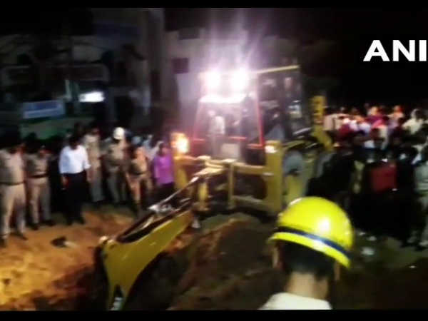 यूपी: बेरली में एयरटेल 4G केबिल बिछाते समय मिट्टी धंसने से पांच मजदूरों की मौत यूपी: बेरली में एयरटेल 4G केबिल बिछाते समय मिट्टी धंसने से पांच मजदूरों की मौत
