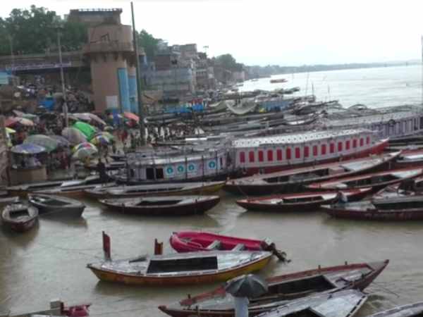 Varanasi breaks contact with many ghats Varanasi breaks contact with many ghats