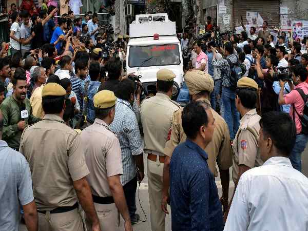 परिवार के रजिस्टर में कहा गया, वे अगली दीवाली नहीं देख सकेंगे
