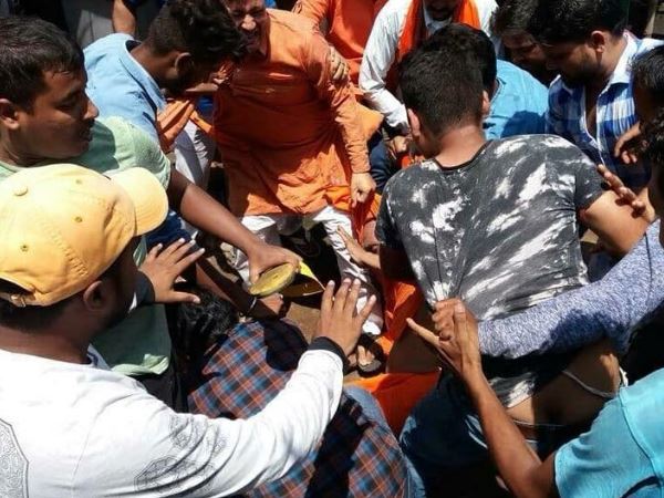swami agnivesh thrashed by bjp workers in pakur jharkhand swami agnivesh thrashed by bjp workers in pakur jharkhand