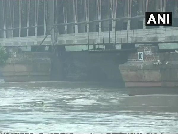यमुना के निचले इलाकों में लोगों को हो रही परेशानी