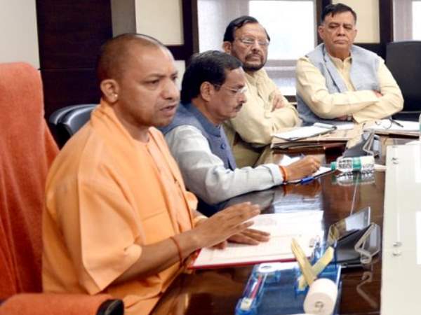 इमारतें ढहने पर योगी ने कहा- नोटिस भेजे गए हैं