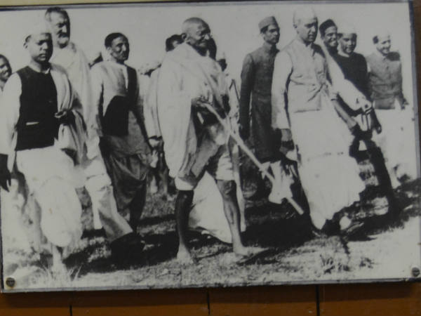 महात्मा गांधी वहां नहीं थे...... लोग खोज रहे थे उन्हें