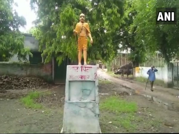 A statue of Mahatma Gandhi has been painted saffron in a village in Shahjahanpur. A statue of Mahatma Gandhi has been painted saffron in a village in Shahjahanpur.