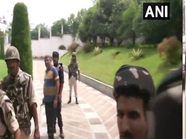वीआईपी गेट पर सुरक्षाबलों से उलझा मुर्फास