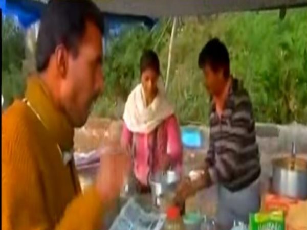 बेट-बेटी को सिखा रही हैं कराटे
