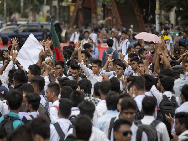 स्टूडेंट्स खुद बसों को रुकवाकर मांग रहे हैं लाइसेंस