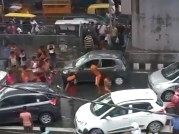 आस्था-भक्ति के नाम पर बेकाबू हुए कांवड़िए, बवाल की 12 PICS आस्था-भक्ति के नाम पर बेकाबू हुए कांवड़िए, बवाल की 12 PICS