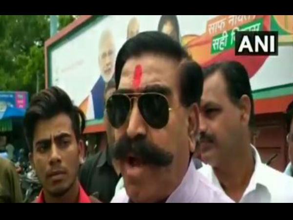 WATCH: BJP MLA Gyan Dev Ahuja says, Nehru was not a Pandit. One who ate beef and pork, cannot be a Pandit. WATCH: BJP MLA Gyan Dev Ahuja says, Nehru was not a Pandit. One who ate beef and pork, cannot be a Pandit.