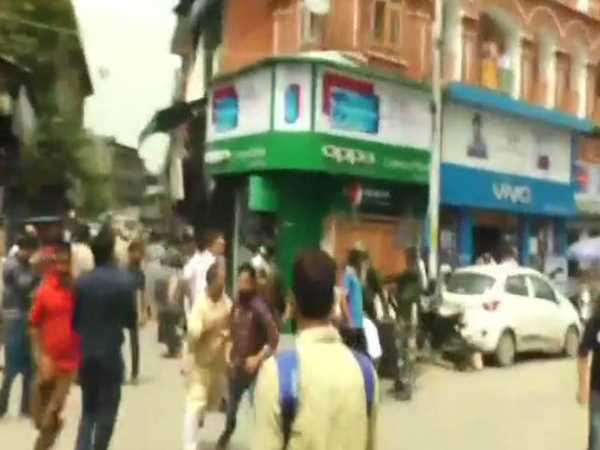 लाल चौक पर तीरंगा फहरा रहे शख्स के साथ मारपीट लाल चौक पर तीरंगा फहरा रहे शख्स के साथ मारपीट