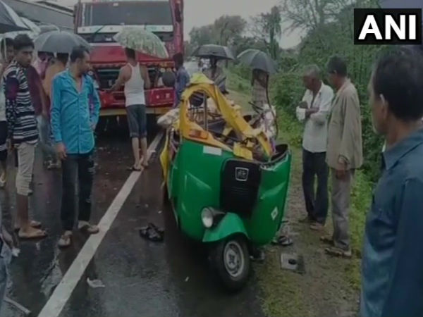 5 dead in a collision between an auto rickshaw & a truck in Khedas Mahudha, yesterday. Gujarat 5 dead in a collision between an auto rickshaw & a truck in Khedas Mahudha, yesterday. Gujarat