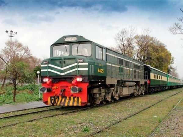 रेलवे अधिकारी ने मांगी 730 दिनों की छुट्टी, मचा हड़कंप रेलवे अधिकारी ने मांगी 730 दिनों की छुट्टी, मचा हड़कंप