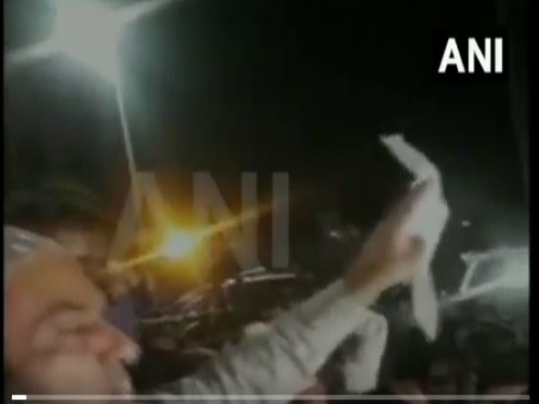 VIDEO: सेना के खिलाफ सैकड़ों पाकिस्तानी उतरे सड़कों पर VIDEO: सेना के खिलाफ सैकड़ों पाकिस्तानी उतरे सड़कों पर