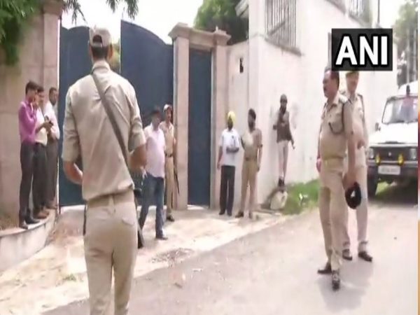 वॉर्निंग के बावजूद जबरन घर में घुसने की कोशिश