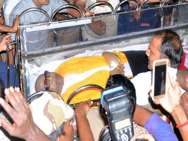 जयललिता के पास में करुणानिधि पार्थिव शरीर पंचतत्व में होगा विलीन