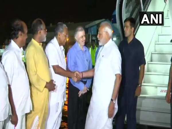केरल में बाढ़ कहर: हालात का जायजा लेने देर रात पहुंचे पीएम केरल में बाढ़ कहर: हालात का जायजा लेने देर रात पहुंचे पीएम