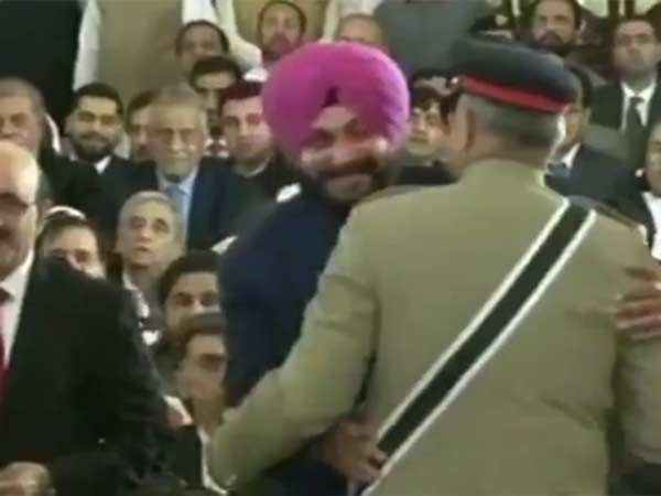 नवजोत सिंह सिद्धू ने बताई जनरल बाजवा से झप्पी पाने की वजह नवजोत सिंह सिद्धू ने बताई जनरल बाजवा से झप्पी पाने की वजह