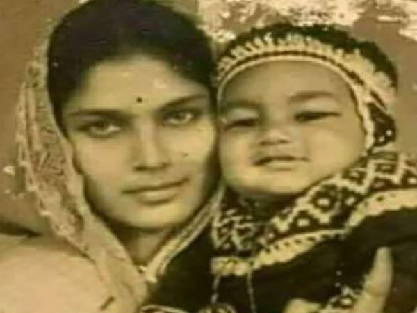 Rare pic: भावुक कर देगी मां की गोद में वाजपेयी की तस्वीर Rare pic: भावुक कर देगी मां की गोद में वाजपेयी की तस्वीर