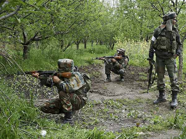 J&K: पुलवामा एनकाउंटर में घायल हुए पुलिसकर्मी ने दम तोड़ा J&K: पुलवामा एनकाउंटर में घायल हुए पुलिसकर्मी ने दम तोड़ा