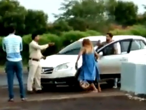 पुलिस के रोकने पर किया बवाल