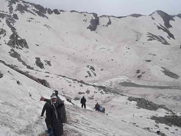 सुंदर घाटियों के बीच से गुजरता है ट्रैक