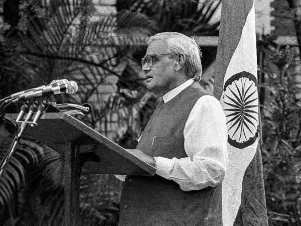 माधुरी से मिलने के बाद मिठाई खाना ही भूल गए वाजपेयी