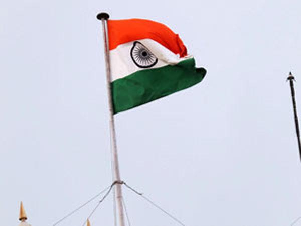 नई दिल्ली। कांग्रेस पार्टी ने आम लोगों से संपर्क के लिए देशभर में ध्वज वंदन कार्यक्रम शुरू करने जा रही है। कांग्रेस सेवा दल सार्वजनिक स्थलों पर ध्वज-वंदन करेगा। इसमें आम लोगों को बुलाया जाएगा और उनके साथ मिलकर तिरंगा फहराया जाएगा। कांग्रेस सेवा दल की इस मुहिम को राष्ट्रीय स्वंय सेवक संघ की शाखाओं में किए जाने वाले ध्वज प्रणाम के जवाब की तरह देखा जा रहा है। सेवादल का मानना है कि इसे आम लोगों तक उसे पहुंच बनाने में आसानी होगी। कांग्रेस सेवा दल इसे मासिक आयोजन बनाने जा रहा है। हर महीने के अंतिम रविवार को यह आयोजन होगा। उत्तर प्रदेश के कई जिलों में ये शुरू भी हो चुका है। अब रक्षाबंधन पर बड़े पैमाने पर इसके आयोजन का कार्यक्रम है। सेवादल के लोग इसको लेकर जनता के बीच जाएंगे और उन्हें कार्यक्रम में लेकर आएंगे। काफी समय से इसको जमीन पर उतारने को लेकर मेहनत भी की जा रही है। पुराना है कांग्रेस सेवादल का ये कार्यक्रम कांग्रेस सेवा दल का ध्वज-वंदन कार्यक्रम महात्मा गांधी के समय में शुरू हुआ था। आजादी से पहले शुरू हुआ ये कार्यक्रमआजादी के बाद भी कुछ सालों पर जारी रहा। फिर धीरे-धीरे ये खत्म हो गया प्रदेश कांग्रेस सेवा दल के मुख्य संगठक डॉ प्रमोद पांडेय ने कहा कि गांधी जी के समय शुरू हुए ध्वज वंदना कार्यक्रम को एक बार फिर से पूरे प्रदेश में शुरू किया जा रहा है। नई दिल्ली। कांग्रेस पार्टी ने आम लोगों से संपर्क के लिए देशभर में ध्वज वंदन कार्यक्रम शुरू करने जा रही है। कांग्रेस सेवा दल सार्वजनिक स्थलों पर ध्वज-वंदन करेगा। इसमें आम लोगों को बुलाया जाएगा और उनके साथ मिलकर तिरंगा फहराया जाएगा। कांग्रेस सेवा दल की इस मुहिम को राष्ट्रीय स्वंय सेवक संघ की शाखाओं में किए जाने वाले ध्वज प्रणाम के जवाब की तरह देखा जा रहा है। सेवादल का मानना है कि इसे आम लोगों तक उसे पहुंच बनाने में आसानी होगी। कांग्रेस सेवा दल इसे मासिक आयोजन बनाने जा रहा है। हर महीने के अंतिम रविवार को यह आयोजन होगा। उत्तर प्रदेश के कई जिलों में ये शुरू भी हो चुका है। अब रक्षाबंधन पर बड़े पैमाने पर इसके आयोजन का कार्यक्रम है। सेवादल के लोग इसको लेकर जनता के बीच जाएंगे और उन्हें कार्यक्रम में लेकर आएंगे। काफी समय से इसको जमीन पर उतारने को लेकर मेहनत भी की जा रही है। पुराना है कांग्रेस सेवादल का ये कार्यक्रम कांग्रेस सेवा दल का ध्वज-वंदन कार्यक्रम महात्मा गांधी के समय में शुरू हुआ था। आजादी से पहले शुरू हुआ ये कार्यक्रमआजादी के बाद भी कुछ सालों पर जारी रहा। फिर धीरे-धीरे ये खत्म हो गया प्रदेश कांग्रेस सेवा दल के मुख्य संगठक डॉ प्रमोद पांडेय ने कहा कि गांधी जी के समय शुरू हुए ध्वज वंदना कार्यक्रम को एक बार फिर से पूरे प्रदेश में शुरू किया जा रहा है।