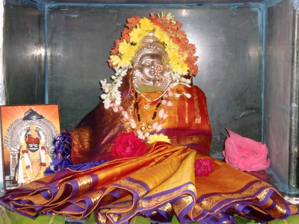 मां लक्ष्मी की पूजा कपूर जला कर करें...