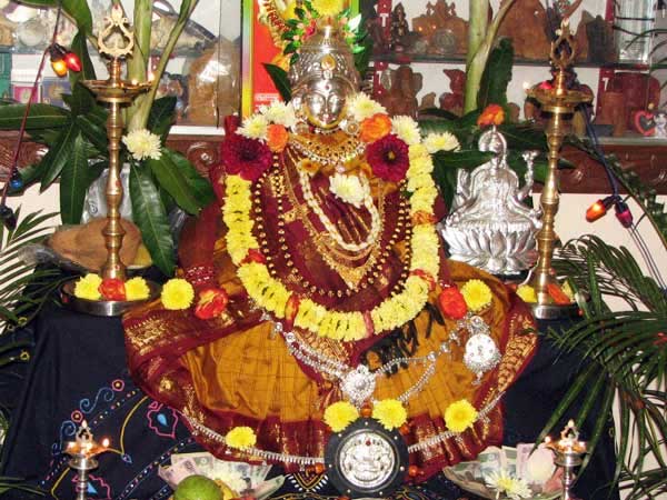 मां लक्ष्मी का ध्यान करें