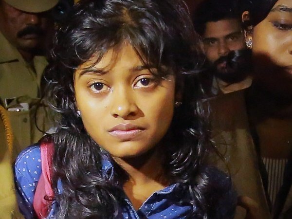 मुख्यमंत्री पिनराई विजयन ने बताया 'सरकार की बेटी'