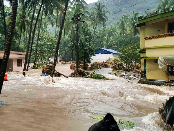चारों तरफ से बढ़ रहे मदद के हाथ