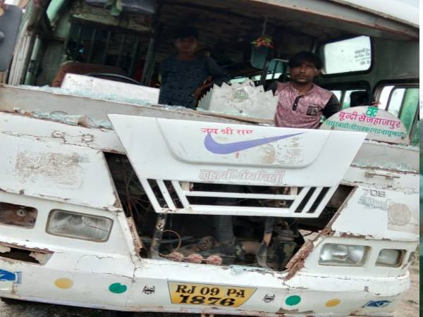 ट्रक स्टैंड पर 2 हजार लोग हुए इकट्ठा