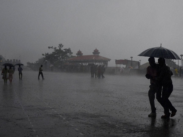 भारी बारिश के कारण जनजीवन पूरी तरह से अस्त-व्यस्त