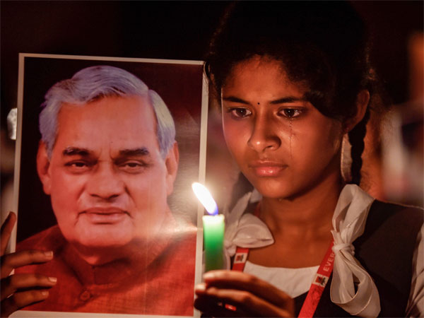 देश का राष्ट्रीय ध्वज तिरंगा झुका रहेगा