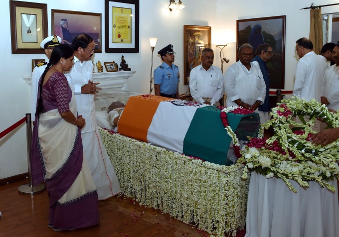 शव को राष्ट्रीय ध्वज से सम्मान पूर्वक ढका जाता है