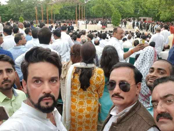 anurag thakur seeing busy on taking selfie while the Funeral of atal bihari vajpayee anurag thakur seeing busy on taking selfie while the Funeral of atal bihari vajpayee