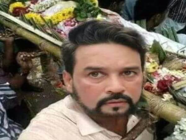 anurag thakur seeing busy on taking selfie while the Funeral of atal bihari vajpayee anurag thakur seeing busy on taking selfie while the Funeral of atal bihari vajpayee