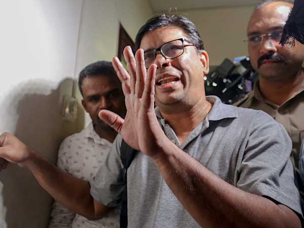 मुंबई। भीमा कोरेगांव हिंसा मामले में अलग-अलग शहरों से पांच मानवाधिकार कार्यकर्ताओं की गिरफ्तारी पर राष्ट्रीय मानवाधिकार आयोग (एनएचआरसी) ने लिया स्वत: संज्ञान लिया है। आयोग ने मीडिया रिपोर्ट्स के आधार पर मामले को संज्ञान में लेते हुए महाराष्ट्र सरकार को नोटिस जारी किया है। एनएचआरसी ने चार सप्ताह के भीतर महाराष्ट्र सरकार से इस पर सफाई देने को कहा है। मंगलवार को पुणे पुलिस ने महाराष्ट्र, गोवा, दिल्ली, तेलंगाना और झारखंड में छापे मारकर वामपंथी विचारक वरवरा राव, पत्रकार गौतम नवलखा, मानवाधिकार कार्यकर्ता और वकील सुधा भारद्वाज, अरुण फरेरा, सामाजिक कार्यकर्ता वेरनन गोंजालविस और स्टेन स्वामी को गिरफ्तार किया था। मानवाधिकार कार्यकर्ताओं की गिरफ्तारी के विरोध में इतिहासकार रोमिला थापर, देवकी जैन, प्रभात पटनायक, सतीश देशपांडे और माया दारूवाला कार्यकर्ताओं ने बुधवार को सुप्रीम कोर्ट में याचिका दायर की है। प्रशांत भूषण भी मामले को लेकर सुप्रीम कोर्ट पहुंच गए हैं। गिरफ्तारी को लेकर कांग्रेस अध्यक्ष राहुल गांधी ने आरएसएस पर हमला बोला है, तो वहीं सीपीएम के सीताराम येचुरी नेवामपंथी विचारकों के खिलाफ की गई कार्रवाई को अनैतिक बताते हुए इसके विरोध में वामदल और सभी प्रगतिशील संगठनों की ओर से जंतर मंतर पर विरोध प्रदर्शन का ऐलान किया है। पुणे पुलिस के मुताबिक, इन कार्यकर्ताओं पर प्रतिबंधित माओवादी संगठन से लिंक होने का आरोप है। वहीं मानवाधिकार कार्यकर्ता इसे सरकार के विरोध में उठने वाली आवाज को दबाने के लिए की गई कार्रवाई बता रहे हैं। महाराष्ट्र के गृह राज्यमंत्री दीपक केसरकर ने मानवाधिकार कार्यकर्ताओं की गिरफ्तारी पर कहा है कि जो भी गिरफ्तारियां हुई हैं, वह सबूतों के आधार पर हुई हैं। अगर सबूत नहीं होते तो कोर्ट कस्टडी नहीं देता। मुंबई। भीमा कोरेगांव हिंसा मामले में अलग-अलग शहरों से पांच मानवाधिकार कार्यकर्ताओं की गिरफ्तारी पर राष्ट्रीय मानवाधिकार आयोग (एनएचआरसी) ने लिया स्वत: संज्ञान लिया है। आयोग ने मीडिया रिपोर्ट्स के आधार पर मामले को संज्ञान में लेते हुए महाराष्ट्र सरकार को नोटिस जारी किया है। एनएचआरसी ने चार सप्ताह के भीतर महाराष्ट्र सरकार से इस पर सफाई देने को कहा है। मंगलवार को पुणे पुलिस ने महाराष्ट्र, गोवा, दिल्ली, तेलंगाना और झारखंड में छापे मारकर वामपंथी विचारक वरवरा राव, पत्रकार गौतम नवलखा, मानवाधिकार कार्यकर्ता और वकील सुधा भारद्वाज, अरुण फरेरा, सामाजिक कार्यकर्ता वेरनन गोंजालविस और स्टेन स्वामी को गिरफ्तार किया था। मानवाधिकार कार्यकर्ताओं की गिरफ्तारी के विरोध में इतिहासकार रोमिला थापर, देवकी जैन, प्रभात पटनायक, सतीश देशपांडे और माया दारूवाला कार्यकर्ताओं ने बुधवार को सुप्रीम कोर्ट में याचिका दायर की है। प्रशांत भूषण भी मामले को लेकर सुप्रीम कोर्ट पहुंच गए हैं। गिरफ्तारी को लेकर कांग्रेस अध्यक्ष राहुल गांधी ने आरएसएस पर हमला बोला है, तो वहीं सीपीएम के सीताराम येचुरी नेवामपंथी विचारकों के खिलाफ की गई कार्रवाई को अनैतिक बताते हुए इसके विरोध में वामदल और सभी प्रगतिशील संगठनों की ओर से जंतर मंतर पर विरोध प्रदर्शन का ऐलान किया है। पुणे पुलिस के मुताबिक, इन कार्यकर्ताओं पर प्रतिबंधित माओवादी संगठन से लिंक होने का आरोप है। वहीं मानवाधिकार कार्यकर्ता इसे सरकार के विरोध में उठने वाली आवाज को दबाने के लिए की गई कार्रवाई बता रहे हैं। महाराष्ट्र के गृह राज्यमंत्री दीपक केसरकर ने मानवाधिकार कार्यकर्ताओं की गिरफ्तारी पर कहा है कि जो भी गिरफ्तारियां हुई हैं, वह सबूतों के आधार पर हुई हैं। अगर सबूत नहीं होते तो कोर्ट कस्टडी नहीं देता।