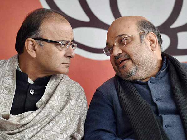 नई दिल्ली। सेंटर फॉर इकॉनोमिक पॉलिसी एंड रिसर्च( सीईपीआर) इंडिया बैंकिंग कॉन्क्लेव का आयोजन कर रहा है। जिसमें नीति आयोग सहयोगी है। आईटीसी मौर्या, कमल महल दिल्ली में 23 और 24 अगस्त को होने वाले इस कार्यक्रम में फाइनेंस और राजनीति जगत की हस्तियां शामिल होंगी। इस आयोजन को अमित शाह और केंद्रीय मंत्री अरुण जेटली भी संबोधित करेंगे। इस कार्यक्रम में बैंकिंग सेक्टर के सामने चुनौतियों पर बात होगी। दो दिन के इस कॉन्क्लेव में अमित शाह और अरुण जेटली के अलावा केंद्रीय मंत्री पीयूष गोयल, सुरेश प्रभु, गिरिराज सिंह, आरबीआई गवर्नर उर्जित पटेल, नीति आयोग के वीपी राजीव कुमार, आर्थिक मामलों की सलाहकार इला पटनायक, सीसी ग्रुप के चेयरमैन जसपाल बिंद्रा, ट्रांस यूनियन सीबील के सीईओ सतीश पिल्लई, आरेएंटल बैंक ऑफ कॉमर्स के सीईओ मुकेश कुमार जैन, एसबीआई की पूर्व चेयरमैन अरुंधति भट्टाचार्य, अर्थशास्त्री गोपाल कृष्ण अग्रवाल, पूर्व सीईओ सिटी बैंक सुमंत सिंहा, स्वायर ग्लोबल के सह-संस्थापक विवेक अग्रवाल, बैंक ऑफ बरौदा के चेयरमैन रवि वेंकटेश, नासकॉम के अध्यक्ष देबजानी घोष और मोर्गन स्टेनले के एमडी रिधम देसाई इस कॉन्क्लेव में प्रमुख वक्ता होंगे। इस कॉन्क्लेव में निवेश के लिए माहौल तैयार करने और जीडीपी को आठ प्रतिशत कैसै रखा जाए इस पर बात होगी। बैंकिंग क्षेत्रों के कामकाज पर बातचीत होगी और चर्चा होगी कि कैसे उसको बेहतर बनाया जाए। सेंटर फॉर इकॉनोमिक पॉलिसी एंड रिसर्च के इस दो दिवसीय आयोजन के दौरान कमियों और समस्याओं के समाधान पर बात होगी। इस कॉन्क्लेव का उद्देश्य बैंकों की स्थिति पर चर्चा के साथ-साथ भविष्य के लिए भी कार्य-योजना बनाने पर जोर देना होगा। इस कॉन्क्लेव में बैंकिंग क्षेत्र की स्थिति, बैंकों की स्थिति कैसे सुधारी जाए, इसके लिए क्या कदम उठाया जाएं, पिछली सरकारों के इस ओर किए प्रयास, बैंक बदलाव को कितना अपना सकते हैं और बैंकों की स्थिति सुधारने में टेक्नॉलोजी कितनी कारगर साबित होगी, जैसे विषयों पर बात होगी। नई दिल्ली। सेंटर फॉर इकॉनोमिक पॉलिसी एंड रिसर्च( सीईपीआर) इंडिया बैंकिंग कॉन्क्लेव का आयोजन कर रहा है। जिसमें नीति आयोग सहयोगी है। आईटीसी मौर्या, कमल महल दिल्ली में 23 और 24 अगस्त को होने वाले इस कार्यक्रम में फाइनेंस और राजनीति जगत की हस्तियां शामिल होंगी। इस आयोजन को अमित शाह और केंद्रीय मंत्री अरुण जेटली भी संबोधित करेंगे। इस कार्यक्रम में बैंकिंग सेक्टर के सामने चुनौतियों पर बात होगी। दो दिन के इस कॉन्क्लेव में अमित शाह और अरुण जेटली के अलावा केंद्रीय मंत्री पीयूष गोयल, सुरेश प्रभु, गिरिराज सिंह, आरबीआई गवर्नर उर्जित पटेल, नीति आयोग के वीपी राजीव कुमार, आर्थिक मामलों की सलाहकार इला पटनायक, सीसी ग्रुप के चेयरमैन जसपाल बिंद्रा, ट्रांस यूनियन सीबील के सीईओ सतीश पिल्लई, आरेएंटल बैंक ऑफ कॉमर्स के सीईओ मुकेश कुमार जैन, एसबीआई की पूर्व चेयरमैन अरुंधति भट्टाचार्य, अर्थशास्त्री गोपाल कृष्ण अग्रवाल, पूर्व सीईओ सिटी बैंक सुमंत सिंहा, स्वायर ग्लोबल के सह-संस्थापक विवेक अग्रवाल, बैंक ऑफ बरौदा के चेयरमैन रवि वेंकटेश, नासकॉम के अध्यक्ष देबजानी घोष और मोर्गन स्टेनले के एमडी रिधम देसाई इस कॉन्क्लेव में प्रमुख वक्ता होंगे। इस कॉन्क्लेव में निवेश के लिए माहौल तैयार करने और जीडीपी को आठ प्रतिशत कैसै रखा जाए इस पर बात होगी। बैंकिंग क्षेत्रों के कामकाज पर बातचीत होगी और चर्चा होगी कि कैसे उसको बेहतर बनाया जाए। सेंटर फॉर इकॉनोमिक पॉलिसी एंड रिसर्च के इस दो दिवसीय आयोजन के दौरान कमियों और समस्याओं के समाधान पर बात होगी। इस कॉन्क्लेव का उद्देश्य बैंकों की स्थिति पर चर्चा के साथ-साथ भविष्य के लिए भी कार्य-योजना बनाने पर जोर देना होगा। इस कॉन्क्लेव में बैंकिंग क्षेत्र की स्थिति, बैंकों की स्थिति कैसे सुधारी जाए, इसके लिए क्या कदम उठाया जाएं, पिछली सरकारों के इस ओर किए प्रयास, बैंक बदलाव को कितना अपना सकते हैं और बैंकों की स्थिति सुधारने में टेक्नॉलोजी कितनी कारगर साबित होगी, जैसे विषयों पर बात होगी।