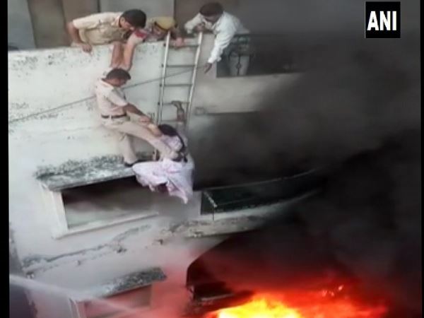 पुलिसवाले में सीढ़ी की मदद से महिला का उपर पहुंचाया