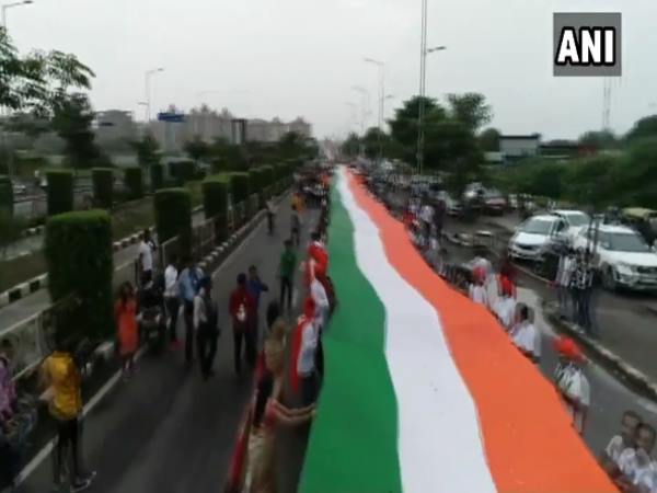 independence day 1100 meter long tricolour unfurled in Gujarat Surat independence day 1100 meter long tricolour unfurled in Gujarat Surat